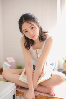 女班长哭着说不能生孩子视频